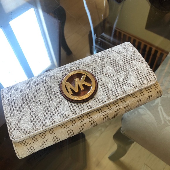 MICHAEL Michael Kors Handbags - 🤍Michael Kors Fulton Wallet🤍
